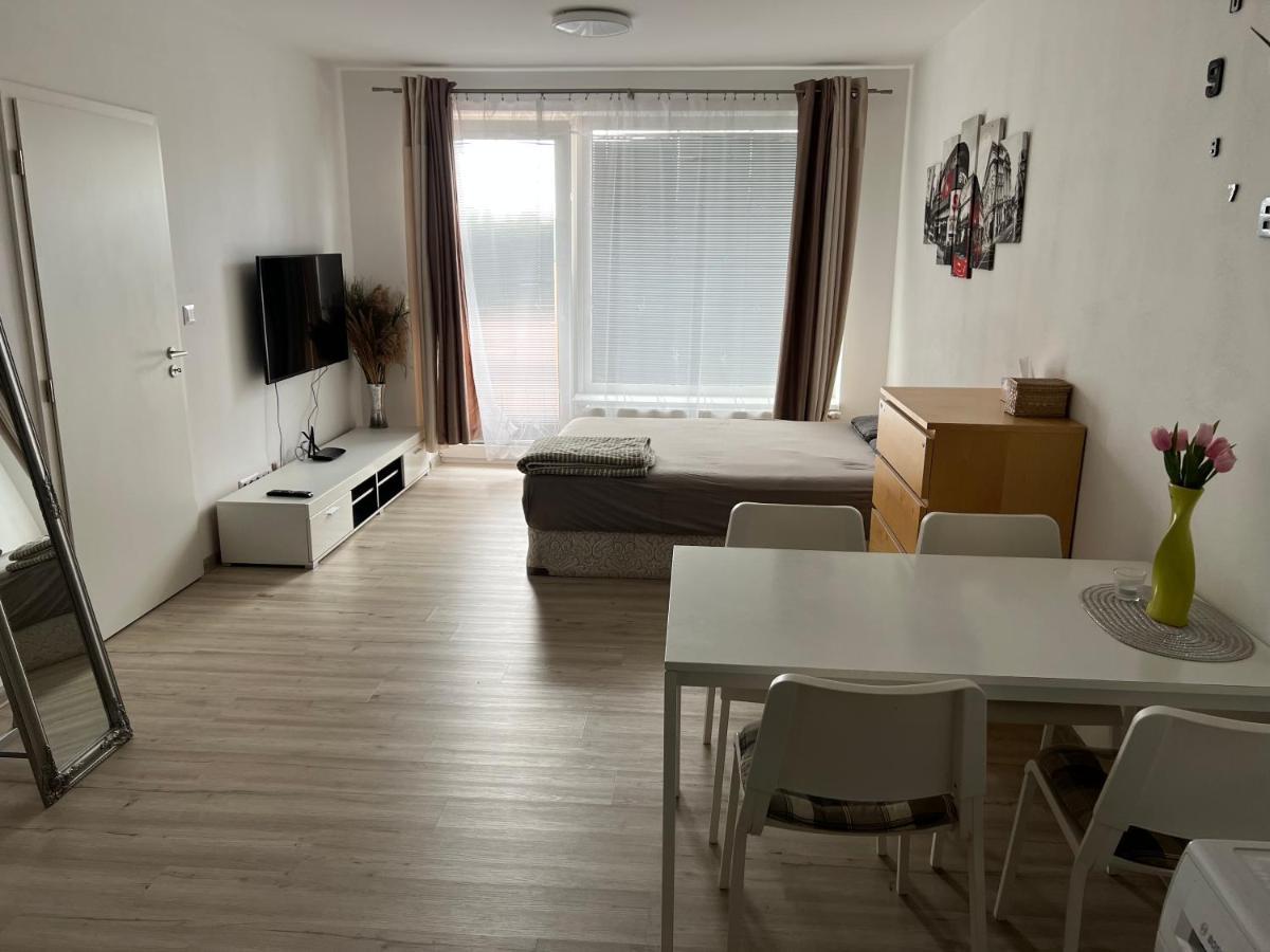 Beautiful 2 Bedroom Apartment Простєйов Екстер'єр фото